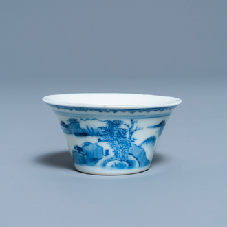 Een Chinese blauw-witte wijnkop met kalligrafie, Kangxi